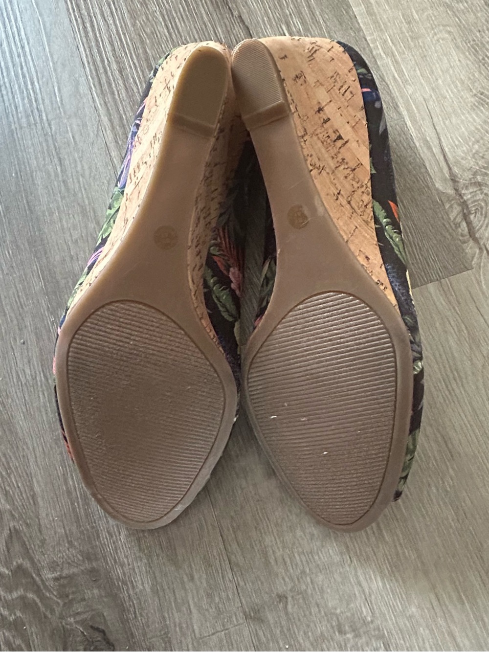 Liz Claiborne Black Floral Cork Wedge Peep-Toe Heels - Picture 7 of 11
